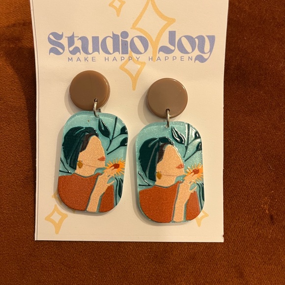Studio Joy Lady Silhouette pierced earrings - Picture 3 of 6